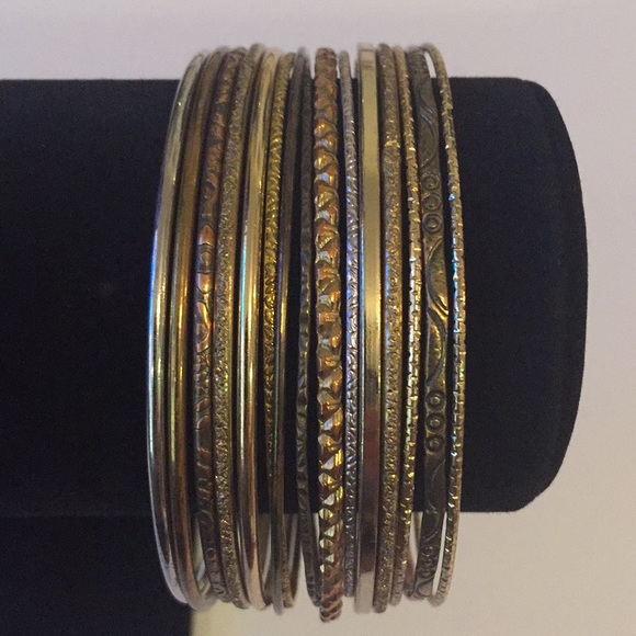 Vintage Jewelry - 15 pcs Vintage Silver And Brass Tones Bangles Vintage Jewelry - 15 pcs Vintage Silver And Brass Tones Bangles